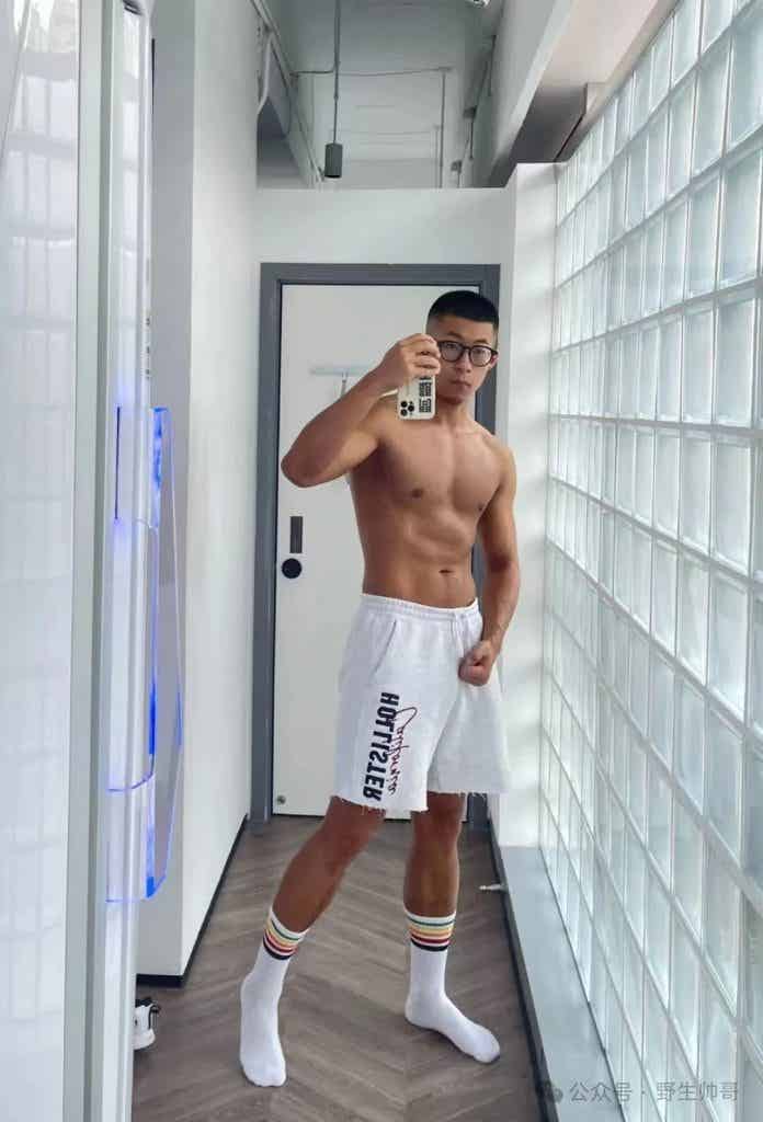 腿毛旺盛的西装男脱啦，被他长腿吸引了