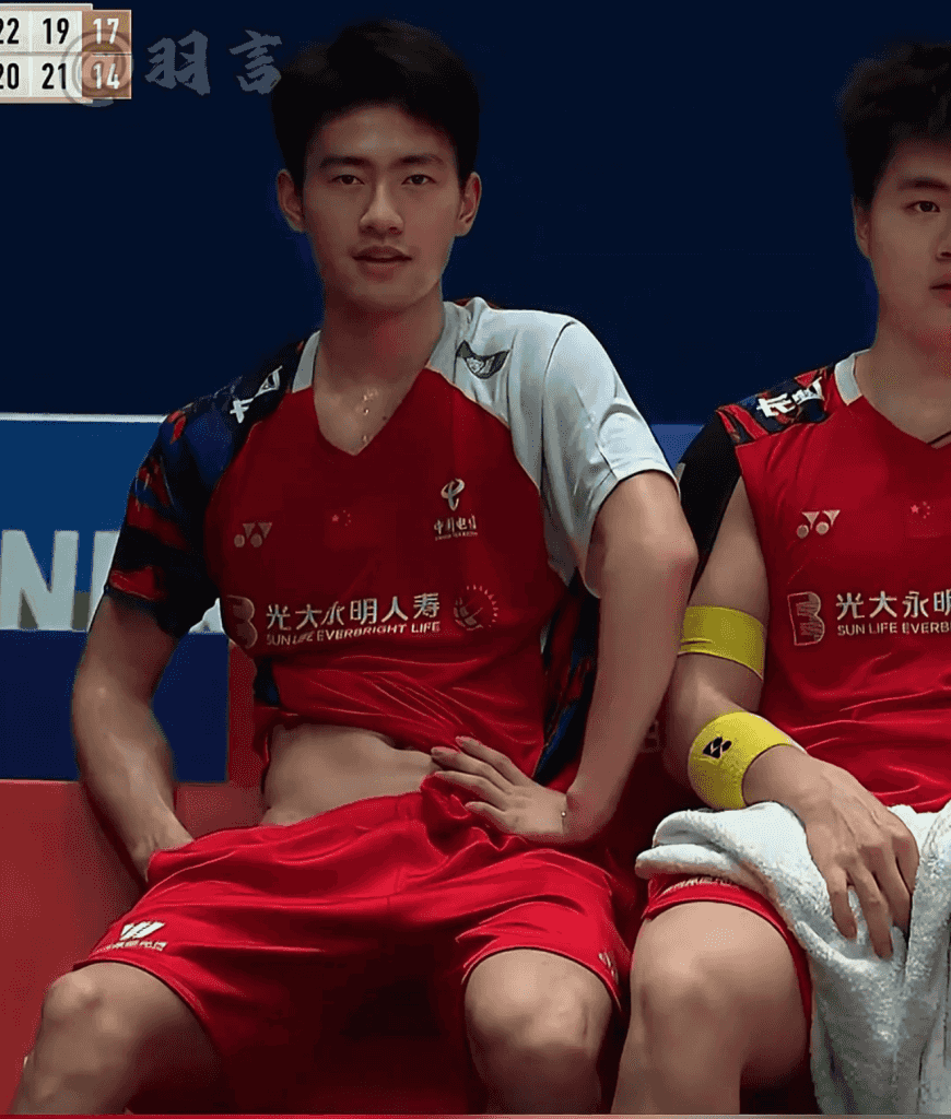 羽毛球男神王昶被队医按地上拉伸,这画面免费能看? 羽毛球男神王昶被队医按地上拉伸,这画面免费能看?