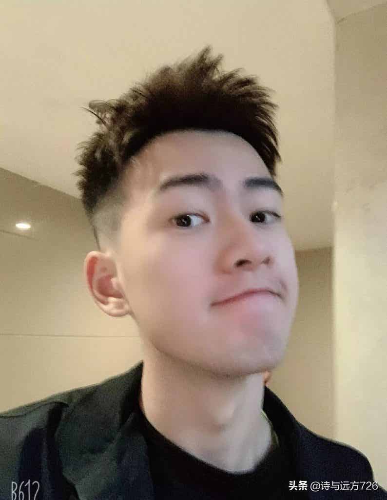 羽毛球男神王昶被队医按地上拉伸，这画面免费能看？