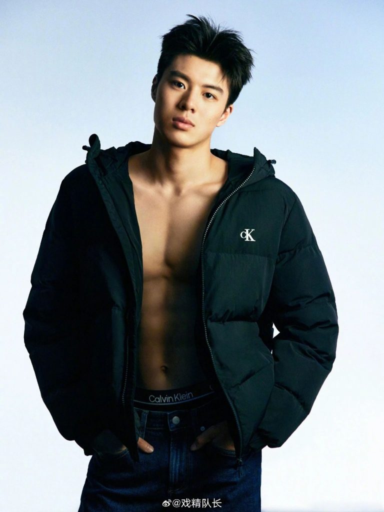 00 后游泳帅哥张翼祥露 CK 内裤边！191CM 的他帅过宁泽涛？