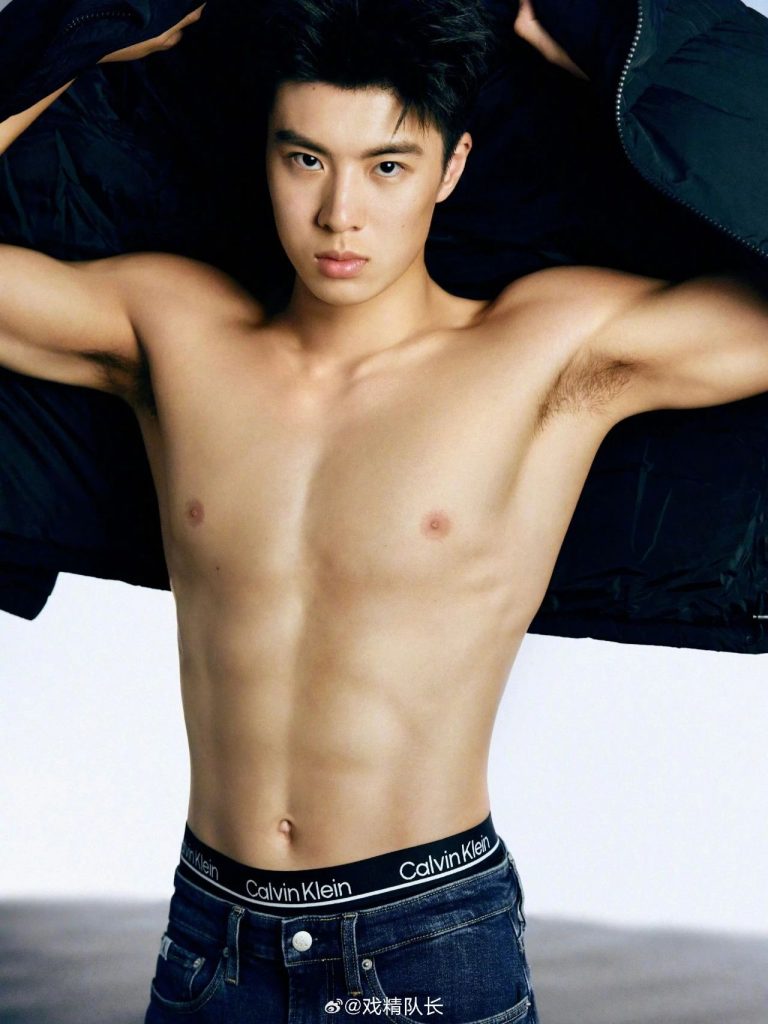 00 后游泳帅哥张翼祥露 CK 内裤边！191CM 的他帅过宁泽涛？