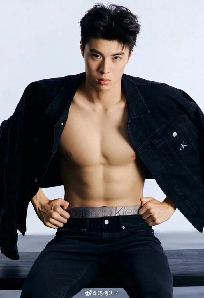 00 后游泳帅哥张翼祥露 CK 内裤边！191CM 的他帅过宁泽涛？