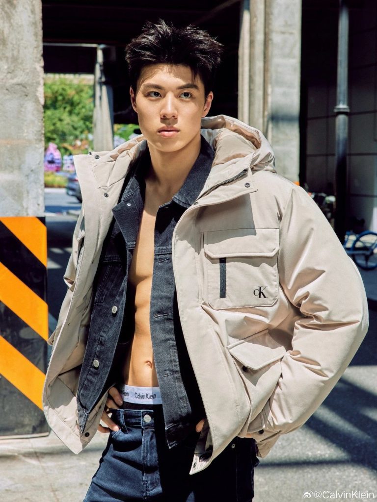 00 后游泳帅哥张翼祥露 CK 内裤边！191CM 的他帅过宁泽涛？