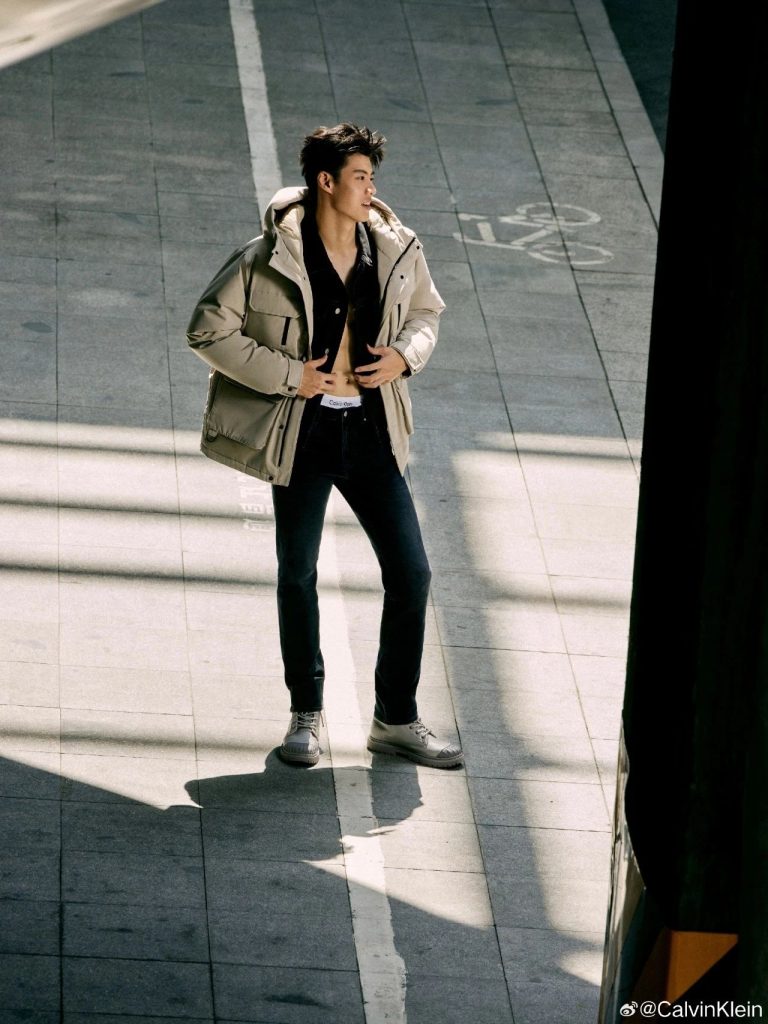 00 后游泳帅哥张翼祥露 CK 内裤边！191CM 的他帅过宁泽涛？