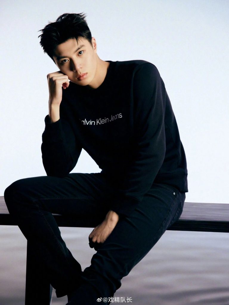 00 后游泳帅哥张翼祥露 CK 内裤边！191CM 的他帅过宁泽涛？