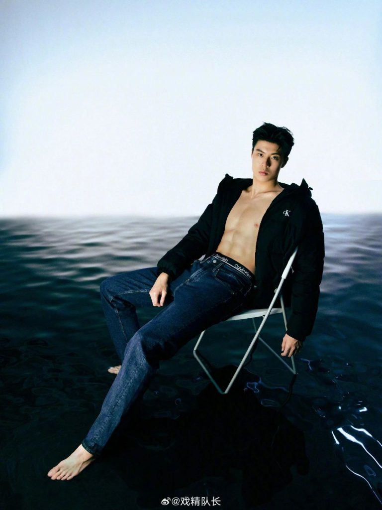 00 后游泳帅哥张翼祥露 CK 内裤边！191CM 的他帅过宁泽涛？