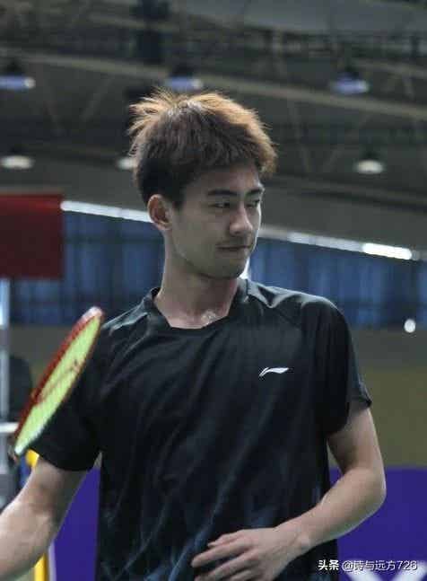 羽毛球男神王昶被队医按地上拉伸,这画面免费能看? 羽毛球男神王昶被队医按地上拉伸,这画面免费能看?