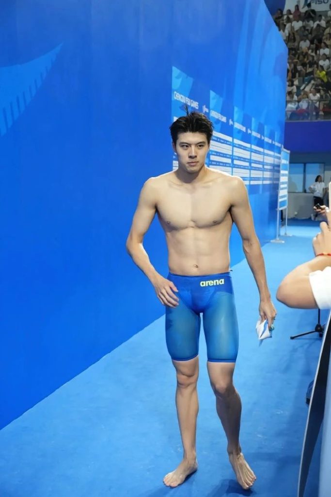 00 后游泳帅哥张翼祥露 CK 内裤边！191CM 的他帅过宁泽涛？