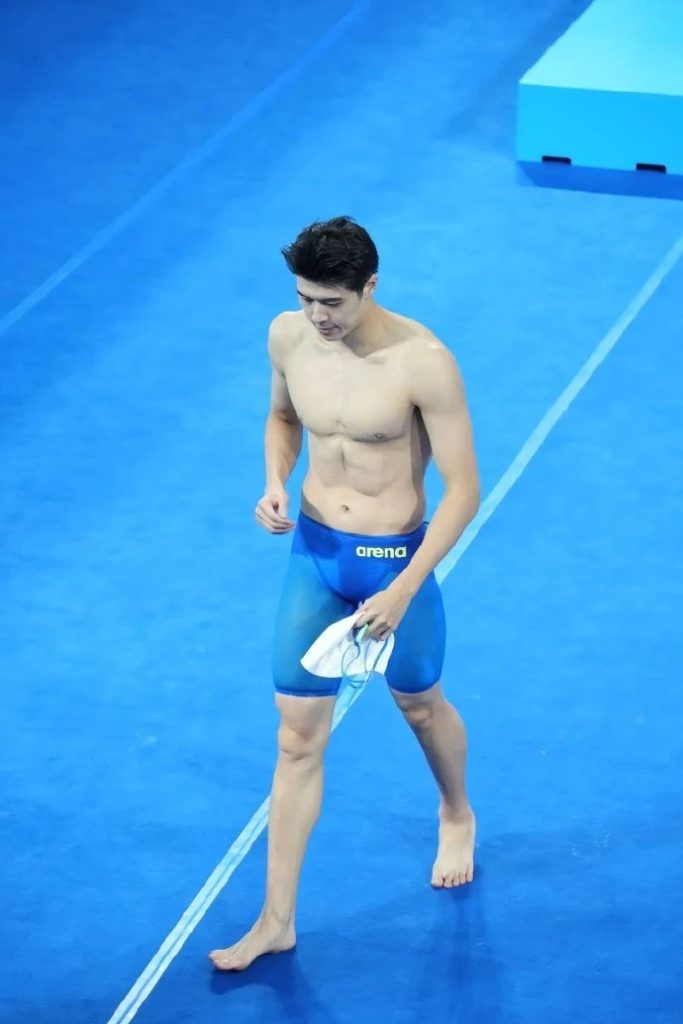 00 后游泳帅哥张翼祥露 CK 内裤边！191CM 的他帅过宁泽涛？