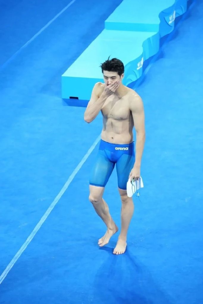 00 后游泳帅哥张翼祥露 CK 内裤边！191CM 的他帅过宁泽涛？