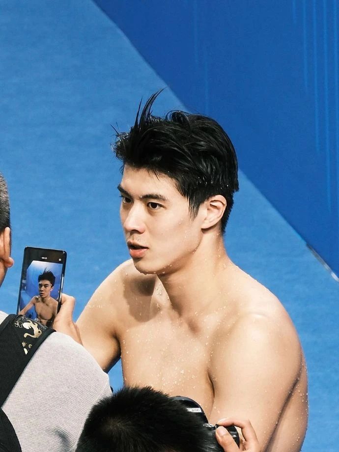 00 后游泳帅哥张翼祥露 CK 内裤边！191CM 的他帅过宁泽涛？