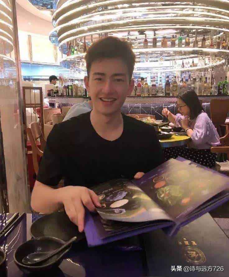 羽毛球男神王昶被队医按地上拉伸，这画面免费能看？