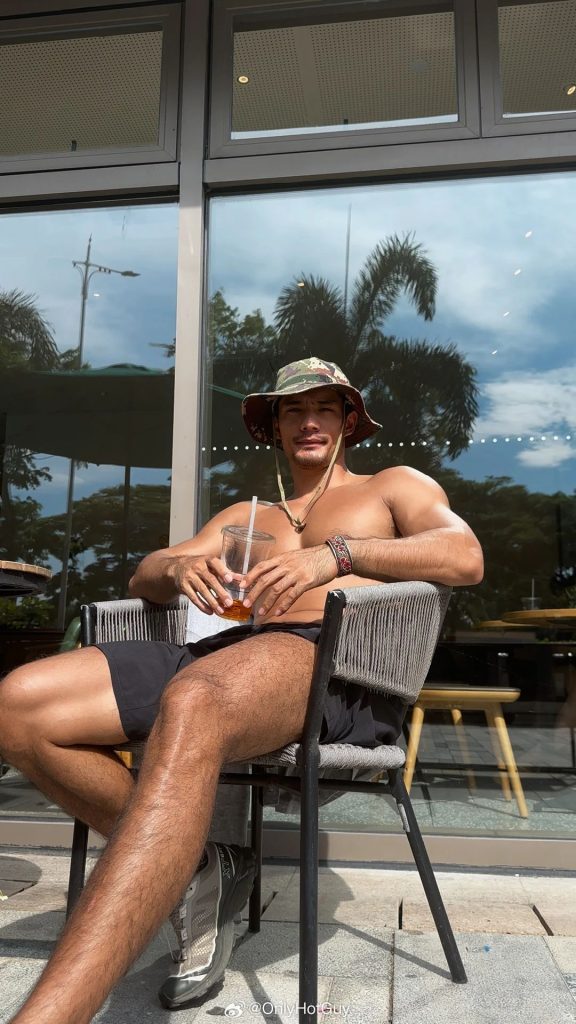 黑皮肌肉民工脱了衣服干活,张力拉满了? 黑皮肌肉民工脱了衣服干活,张力拉满了?