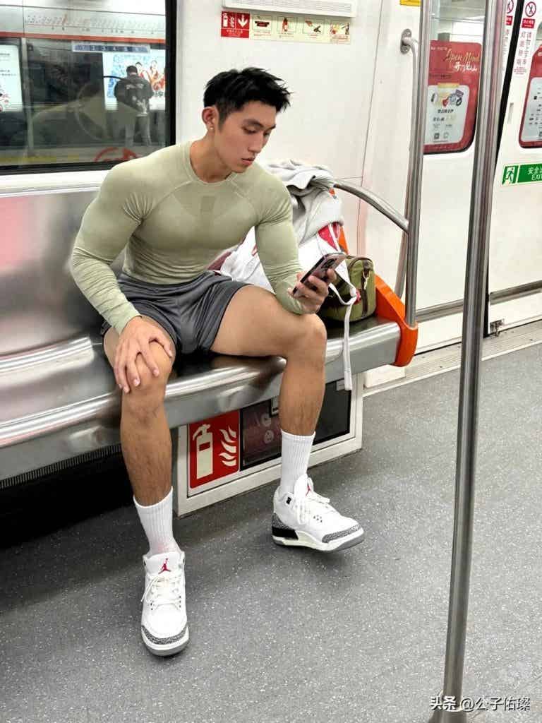 杭州地铁上的篮球体育生,穿灰色短裤太紧了! 杭州地铁上的篮球体育生,穿灰色短裤太紧了!