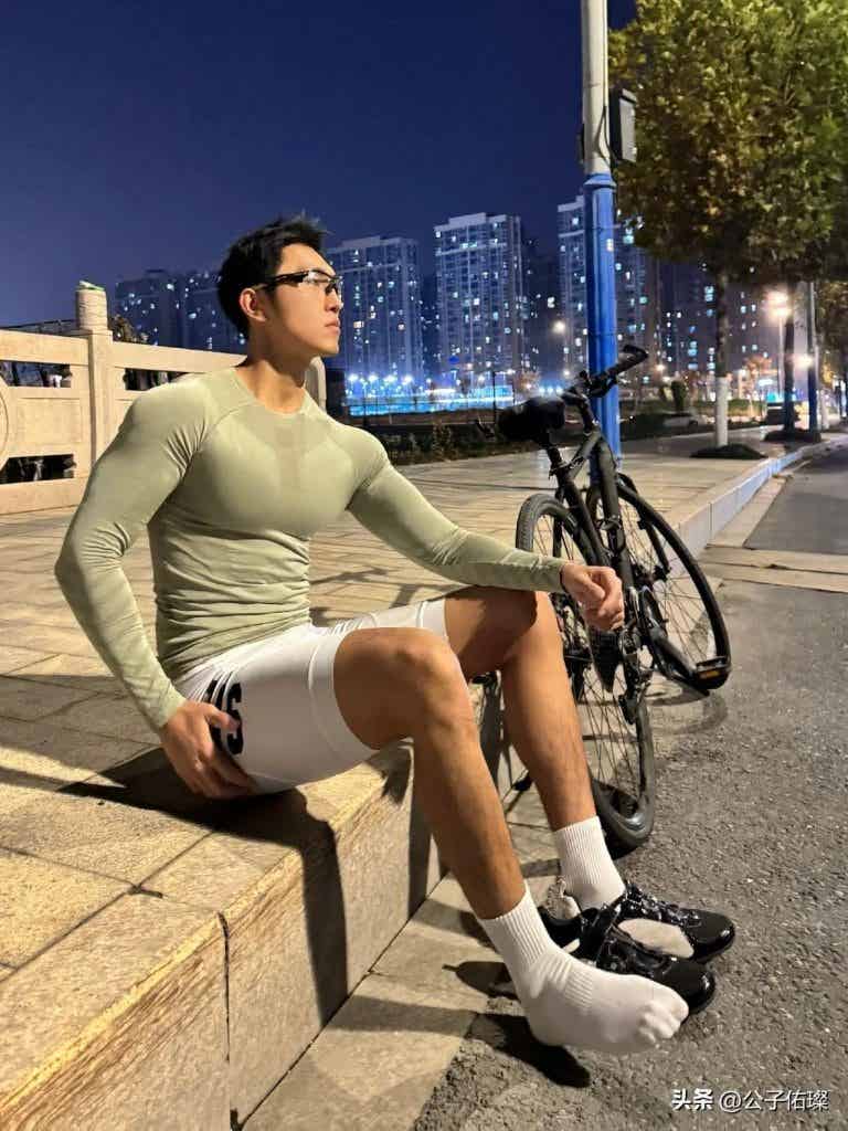 杭州地铁上的篮球体育生,穿灰色短裤太紧了! 杭州地铁上的篮球体育生,穿灰色短裤太紧了!