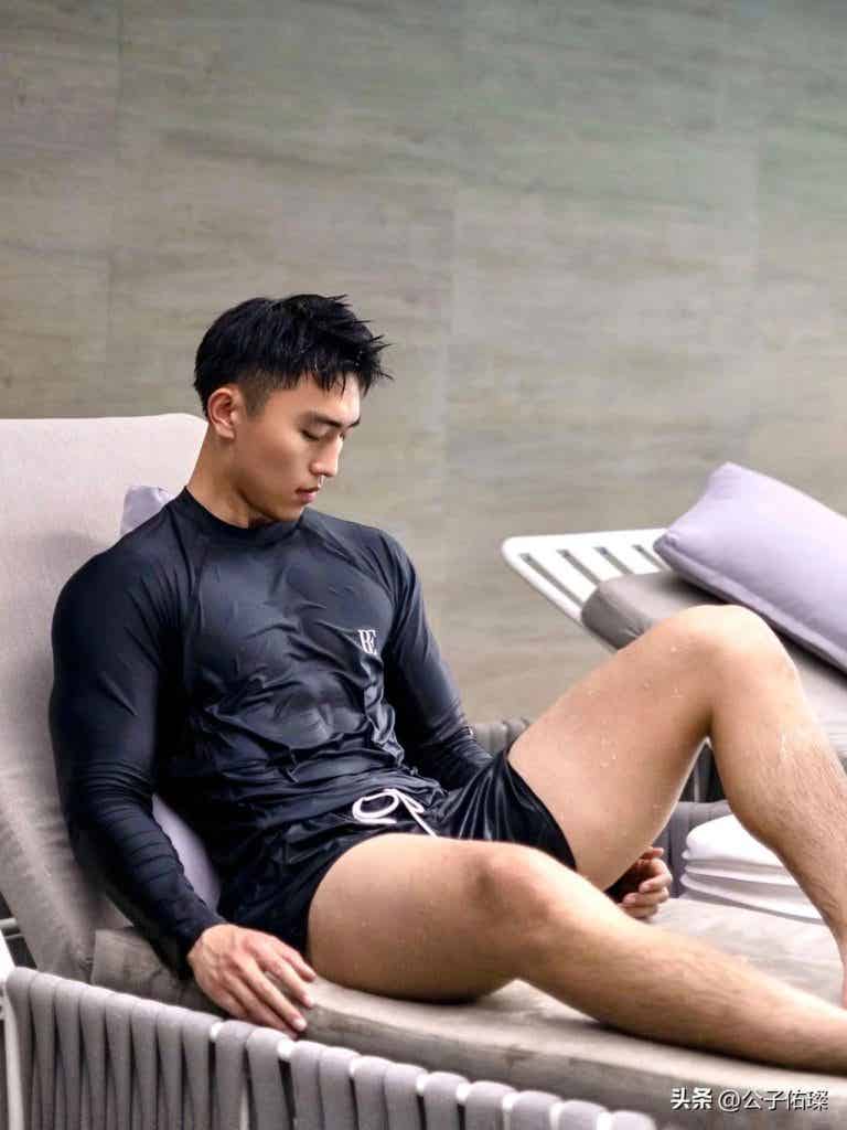 杭州地铁上的篮球体育生,穿灰色短裤太紧了! 杭州地铁上的篮球体育生,穿灰色短裤太紧了!