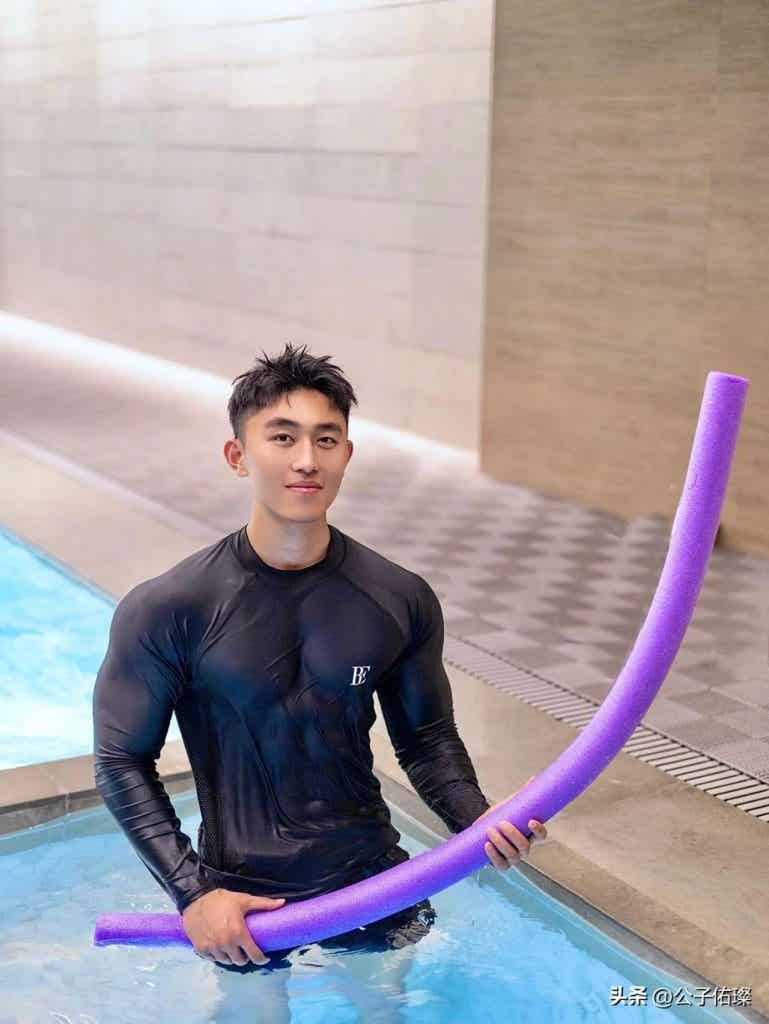 杭州地铁上的篮球体育生,穿灰色短裤太紧了! 杭州地铁上的篮球体育生,穿灰色短裤太紧了!