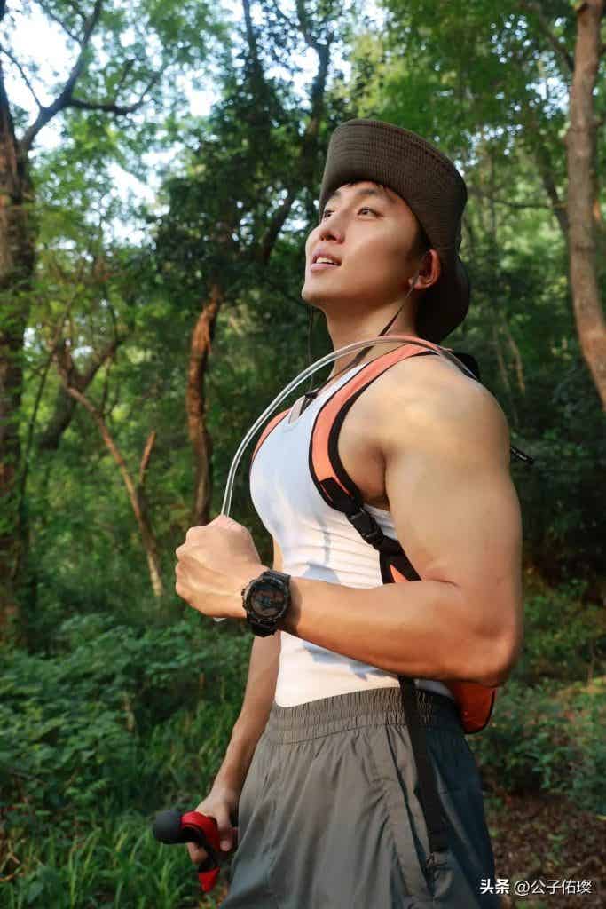 杭州地铁上的篮球体育生,穿灰色短裤太紧了! 杭州地铁上的篮球体育生,穿灰色短裤太紧了!