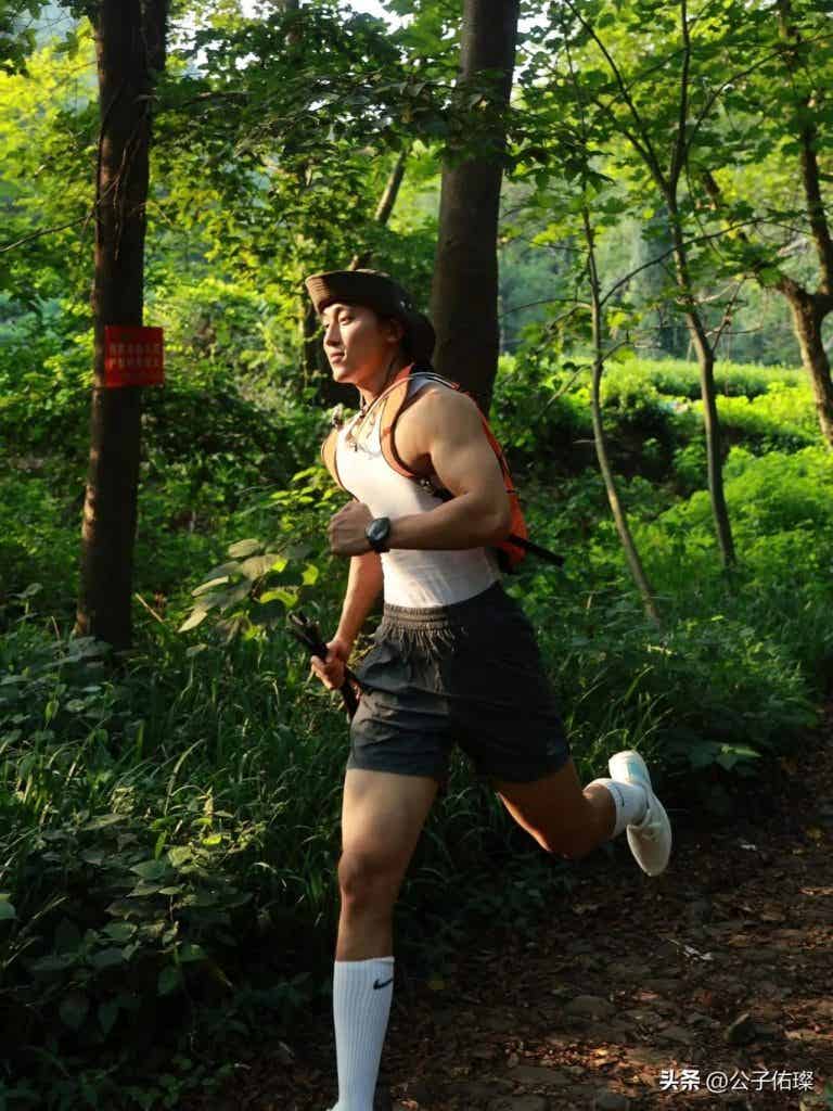 杭州地铁上的篮球体育生,穿灰色短裤太紧了! 杭州地铁上的篮球体育生,穿灰色短裤太紧了!