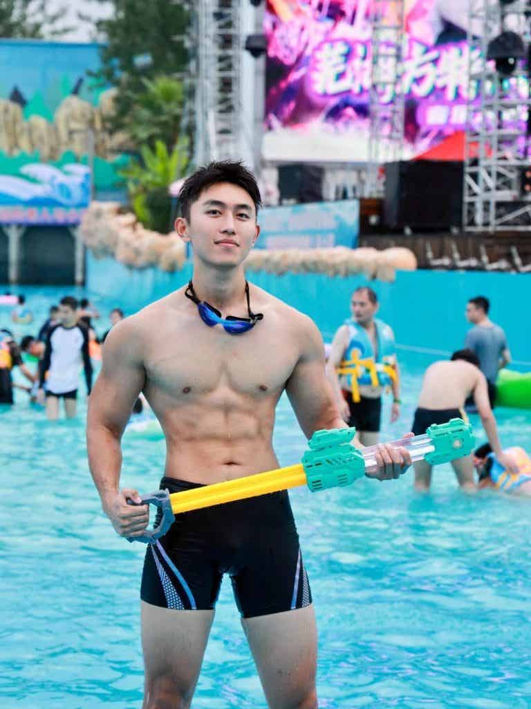 杭州地铁上的篮球体育生,穿灰色短裤太紧了! 杭州地铁上的篮球体育生,穿灰色短裤太紧了!