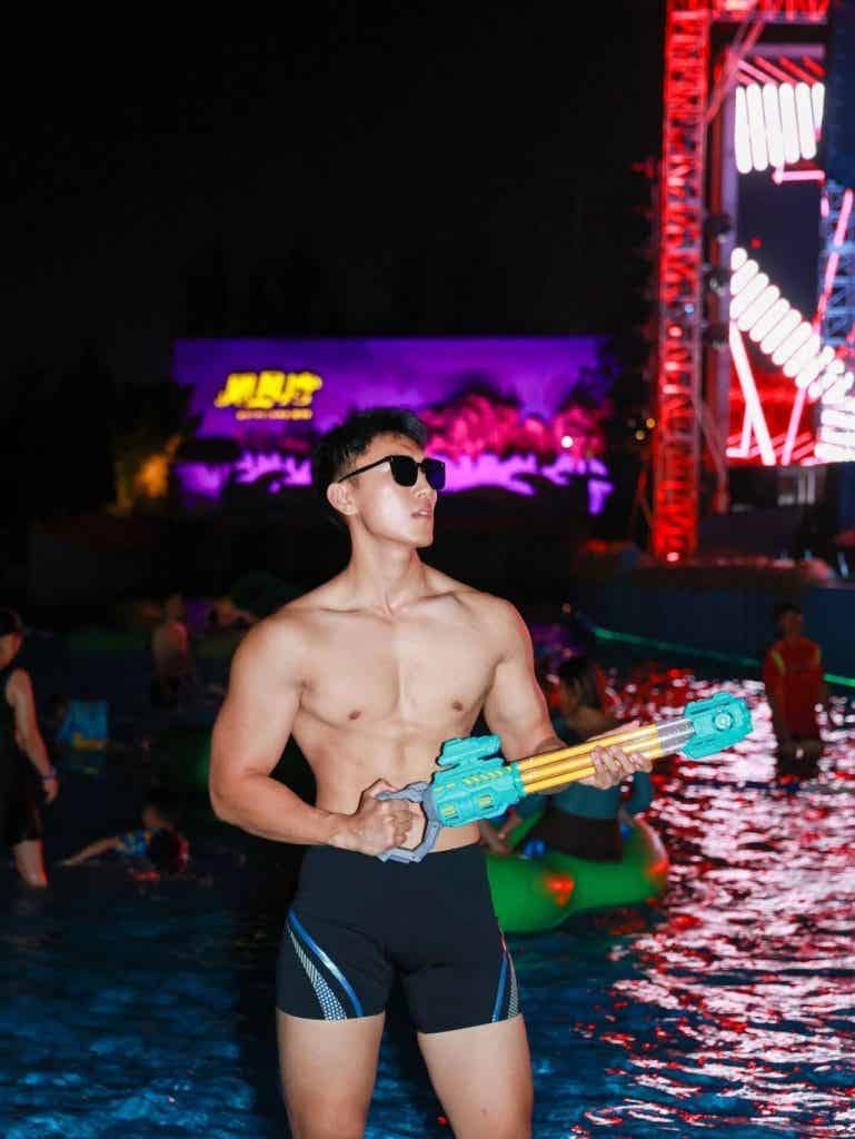 杭州地铁上的篮球体育生,穿灰色短裤太紧了! 杭州地铁上的篮球体育生,穿灰色短裤太紧了!