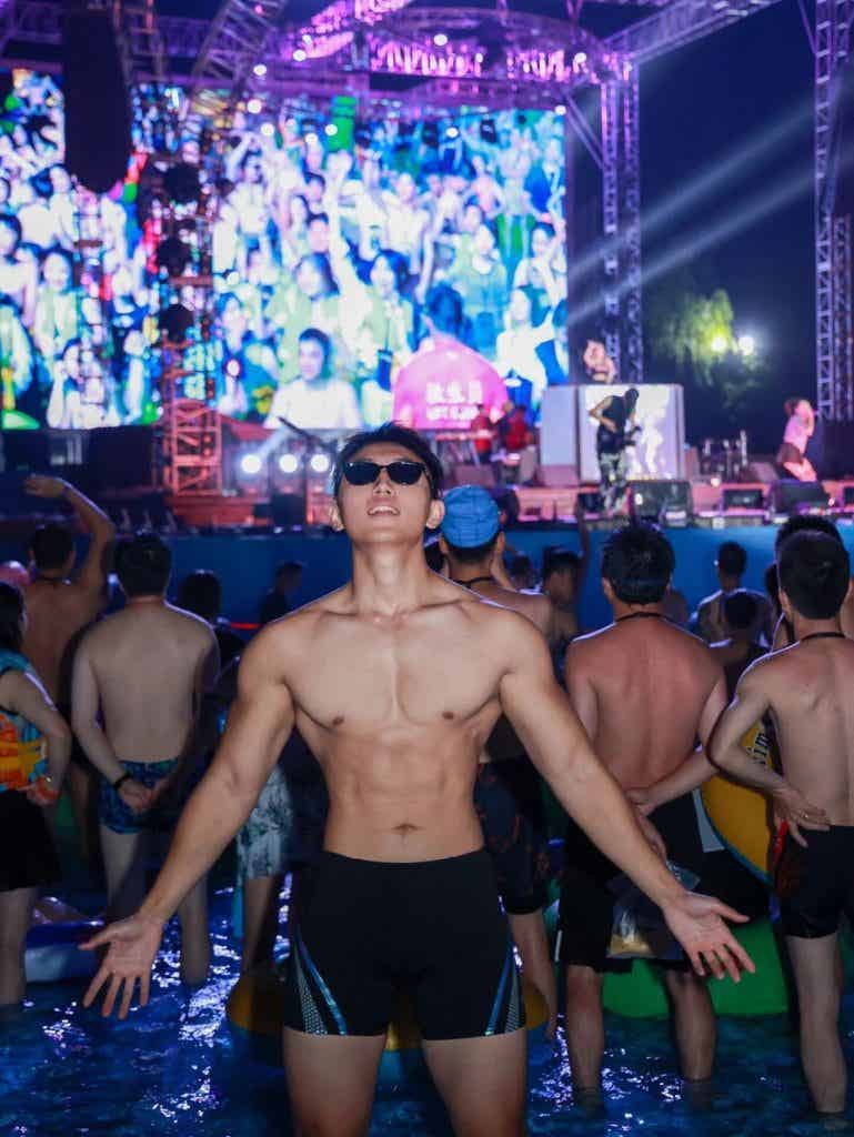 杭州地铁上的篮球体育生,穿灰色短裤太紧了! 杭州地铁上的篮球体育生,穿灰色短裤太紧了!