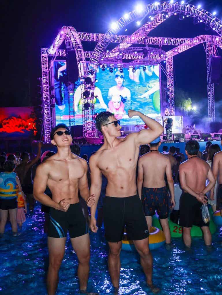 杭州地铁上的篮球体育生,穿灰色短裤太紧了! 杭州地铁上的篮球体育生,穿灰色短裤太紧了!