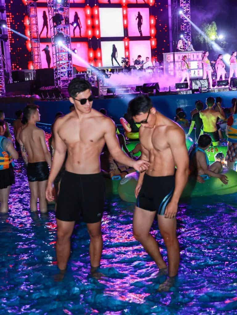 杭州地铁上的篮球体育生,穿灰色短裤太紧了! 杭州地铁上的篮球体育生,穿灰色短裤太紧了!