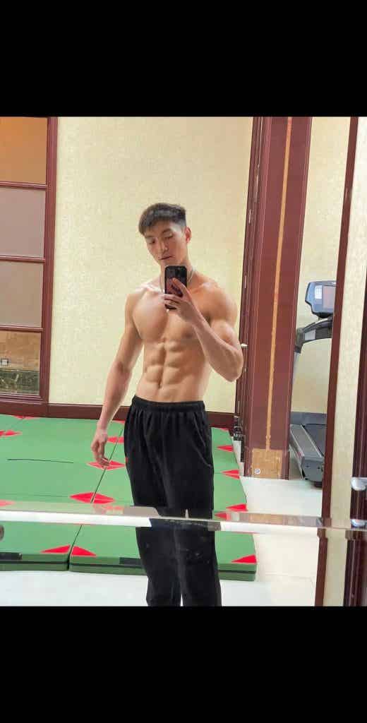 被一群学生摸腹肌!190CM 山西体育生不仅大方还爱被虐! 被一群学生摸腹肌!190CM 山西体育生不仅大方还爱被虐!