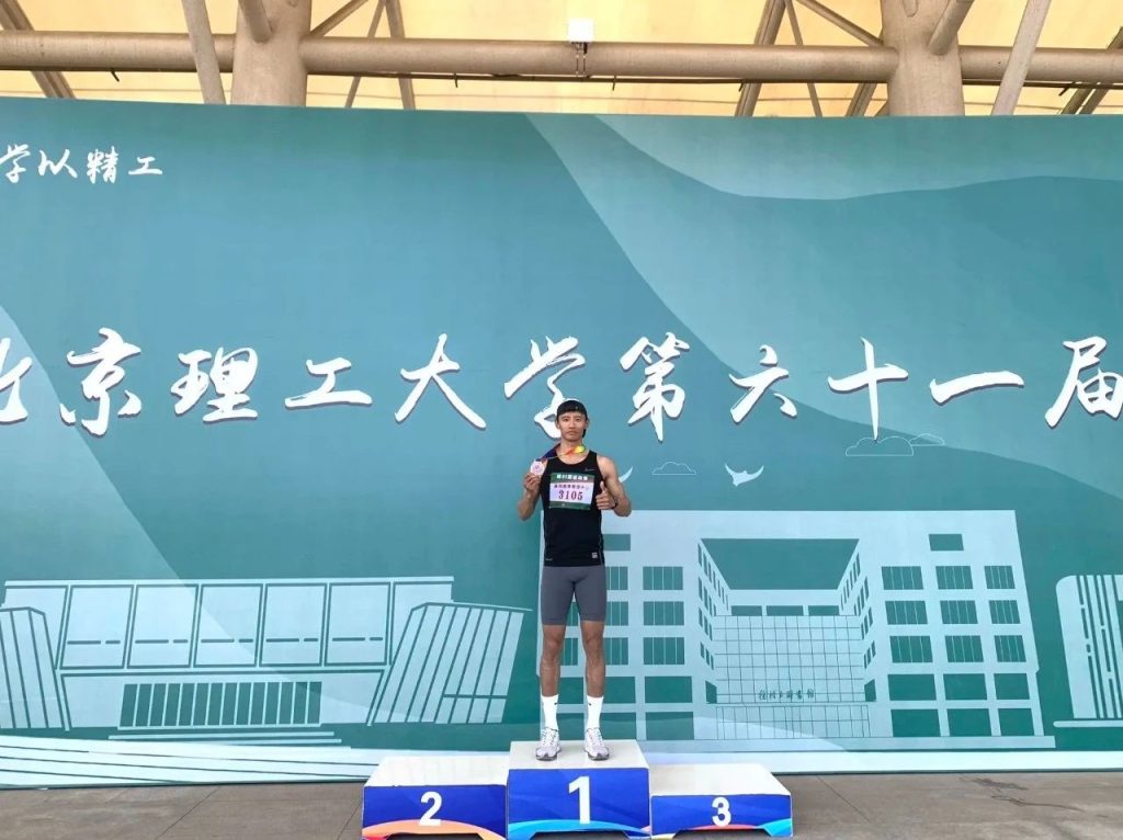 新丝路模特大赛冠军,穿灰色紧身田径裤太好看了 新丝路模特大赛冠军,穿灰色紧身田径裤太好看了
