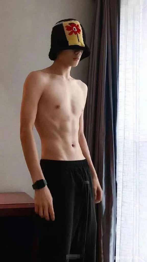 胡先煦新电影脱光光,跪着喊主人,乌尔善真会拍! 胡先煦新电影脱光光,跪着喊主人,乌尔善真会拍!