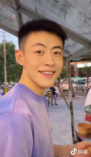 青岛甜水面小哥视频事件,他本人回应了! 青岛甜水面小哥视频事件,他本人回应了!