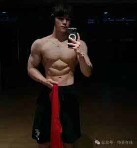 游泳体育生接金主爸爸广告，直接公共浴室拍起来了！-潮男潮北