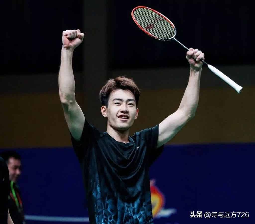 羽毛球男神王昶被队医按地上拉伸，这画面免费能看？