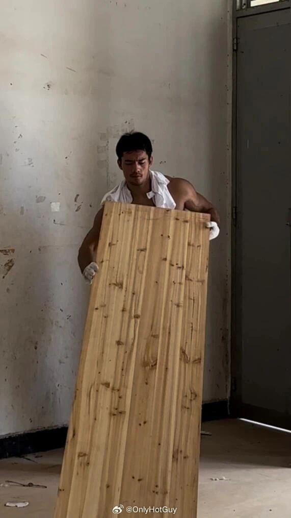 黑皮肌肉民工脱了衣服干活，X 张力拉满了？