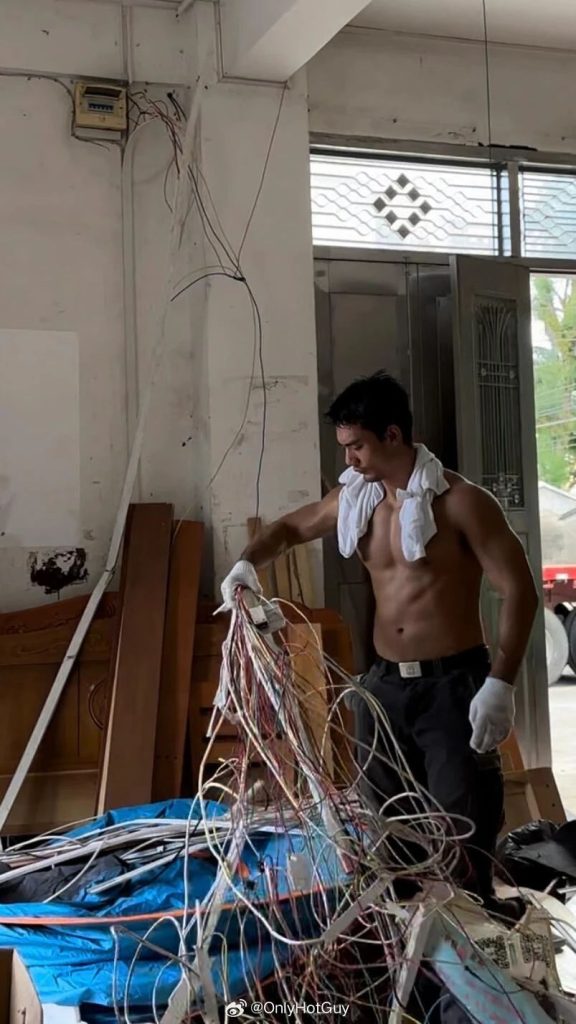 黑皮肌肉民工脱了衣服干活，X 张力拉满了？