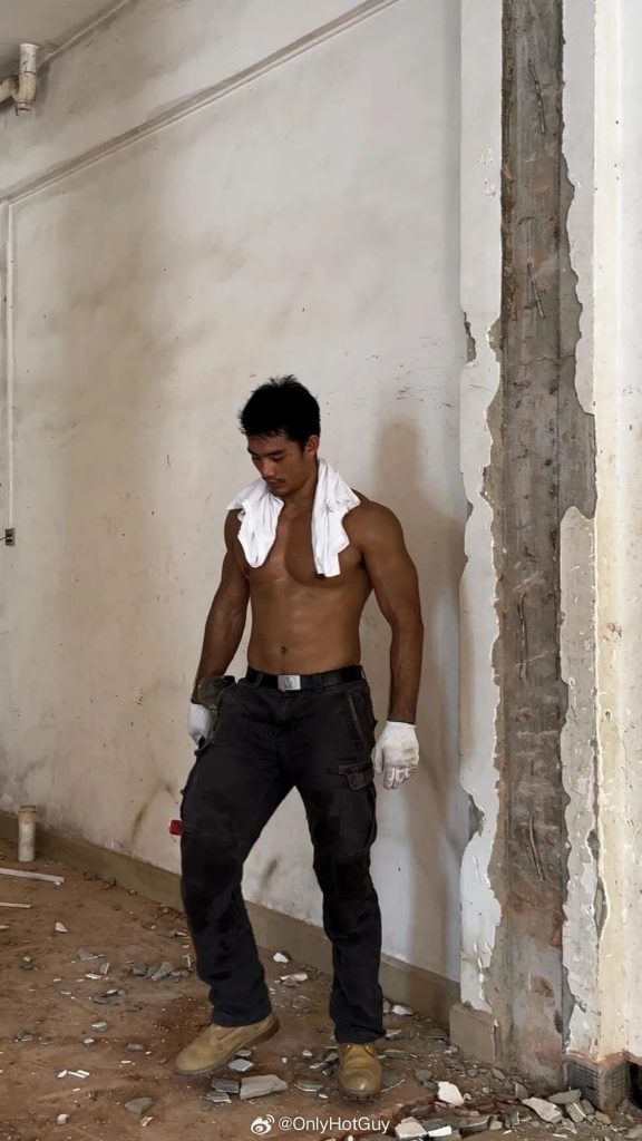 黑皮肌肉民工脱了衣服干活，X 张力拉满了？