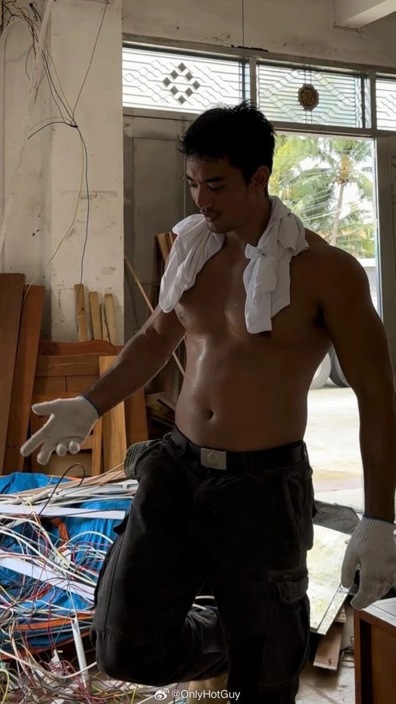 黑皮肌肉民工脱了衣服干活，X 张力拉满了？