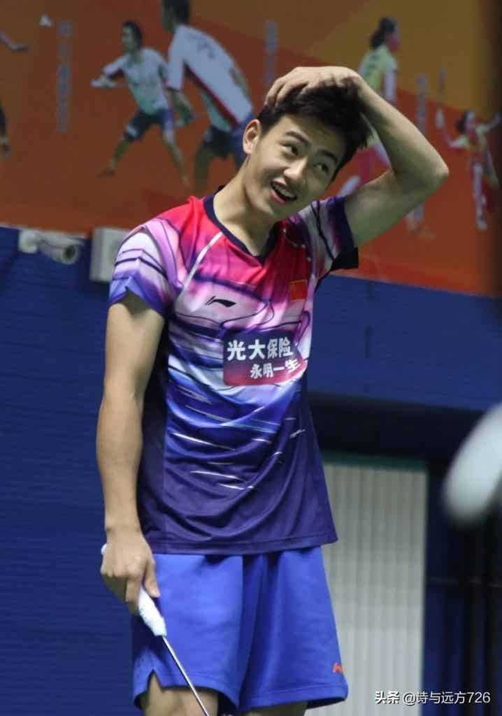 羽毛球男神王昶被队医按地上拉伸,这画面免费能看? 羽毛球男神王昶被队医按地上拉伸,这画面免费能看?