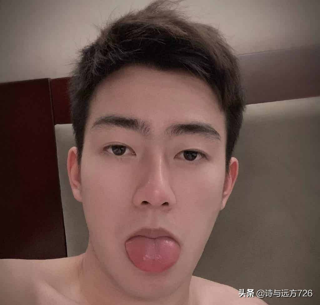 羽毛球男神王昶被队医按地上拉伸，这画面免费能看？