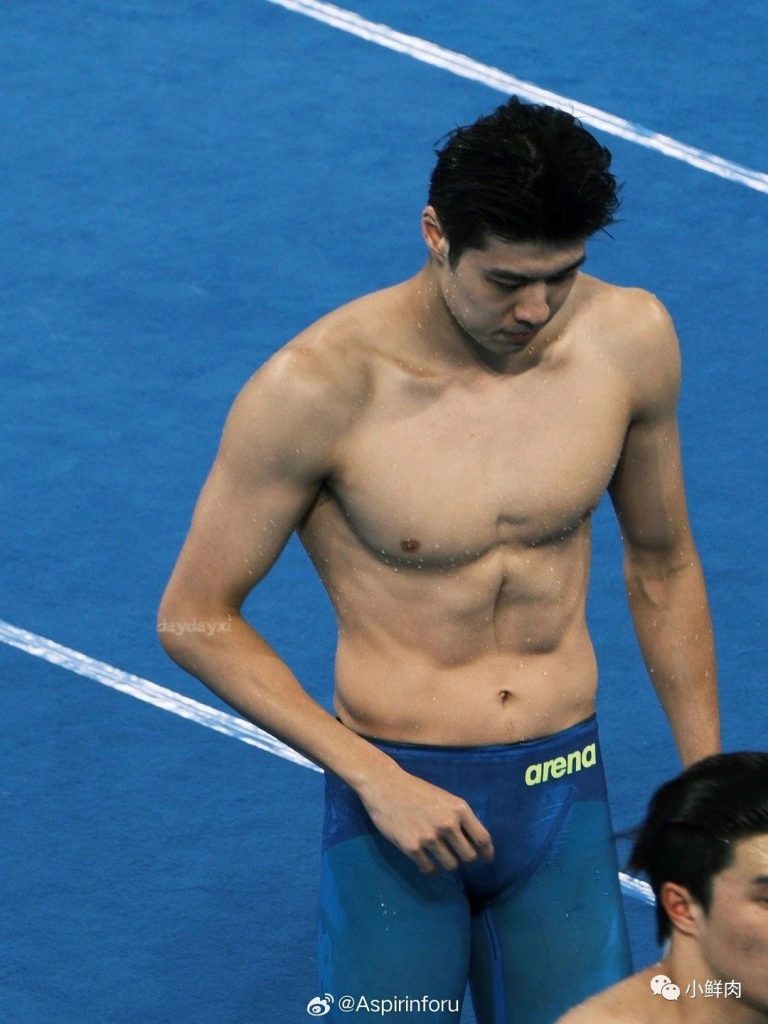 跳水运动员张翼祥居然脱了去拍大片?太长啦超可以! 跳水运动员张翼祥居然脱了去拍大片?太长啦超可以!
