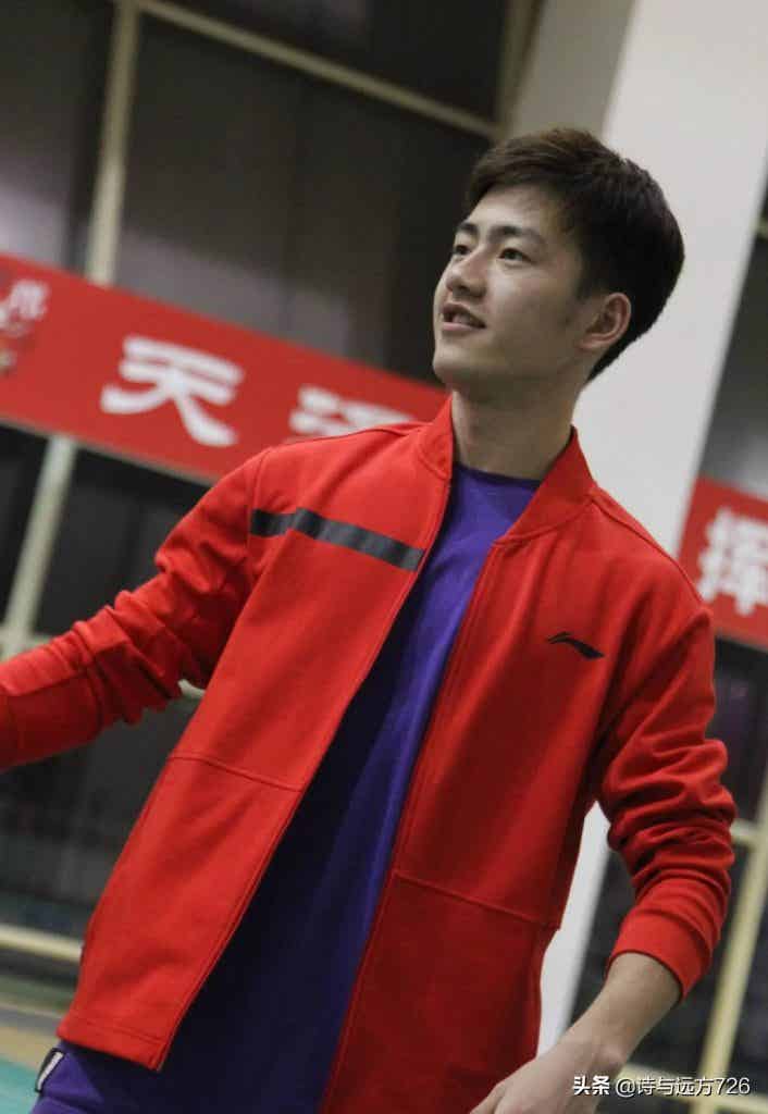 羽毛球男神王昶被队医按地上拉伸,这画面免费能看? 羽毛球男神王昶被队医按地上拉伸,这画面免费能看?