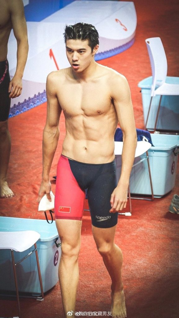 00 后游泳帅哥张翼祥露 CK 内裤边！191CM 的他帅过宁泽涛？