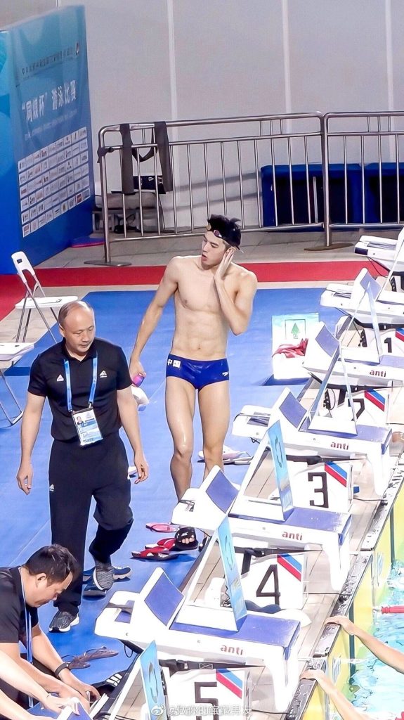 00 后游泳帅哥张翼祥露 CK 内裤边！191CM 的他帅过宁泽涛？