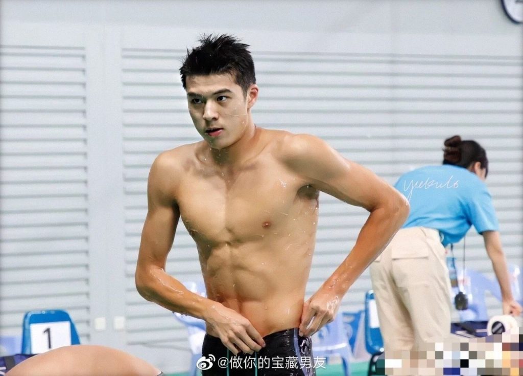 00 后游泳帅哥张翼祥露 CK 内裤边！191CM 的他帅过宁泽涛？