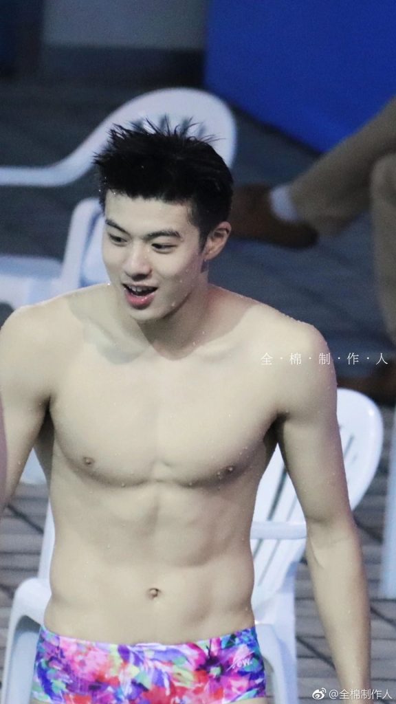 00 后游泳帅哥张翼祥露 CK 内裤边！191CM 的他帅过宁泽涛？