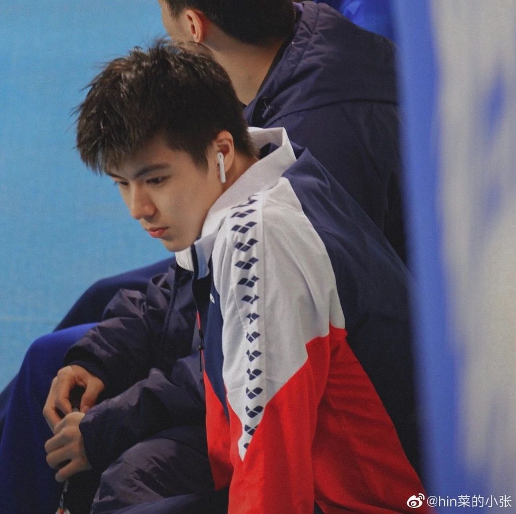 00 后游泳帅哥张翼祥露 CK 内裤边！191CM 的他帅过宁泽涛？