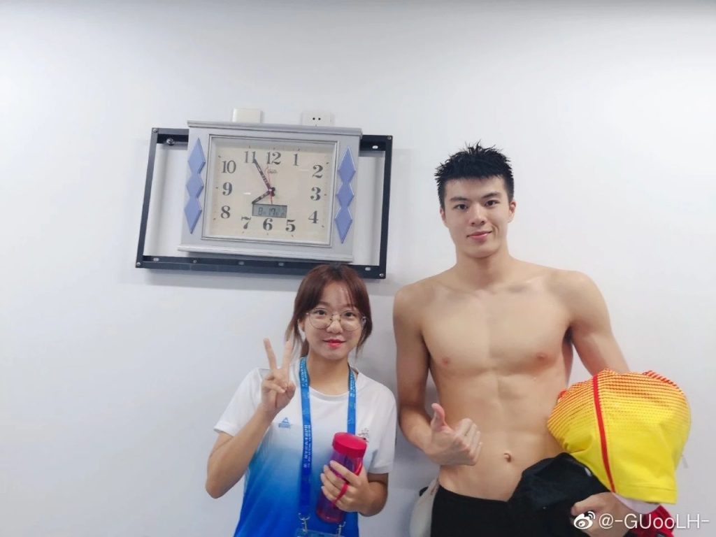 00 后游泳帅哥张翼祥露 CK 内裤边！191CM 的他帅过宁泽涛？