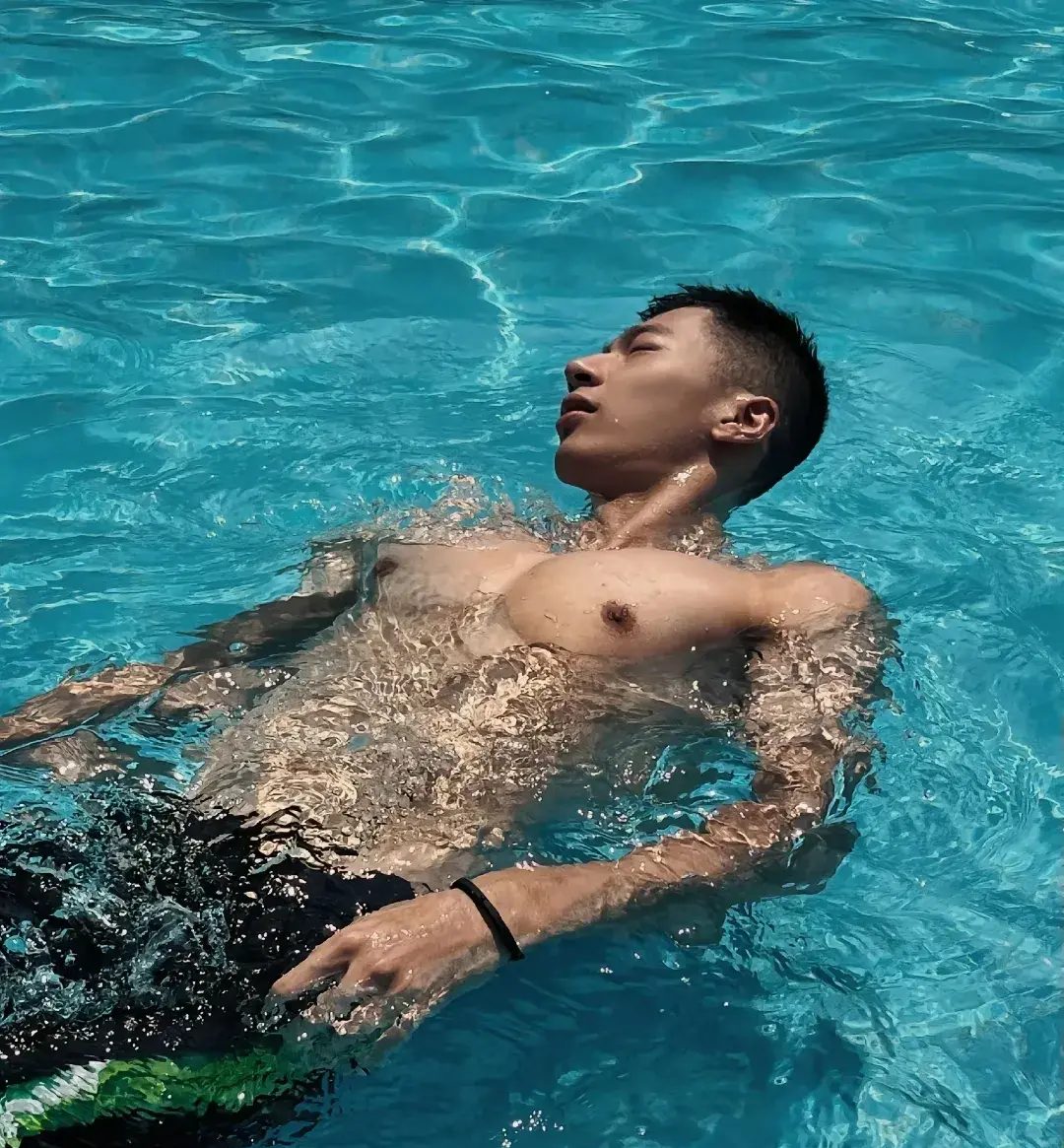  泳池里的 185cm 小哥哥，魅力藏不住啦 
