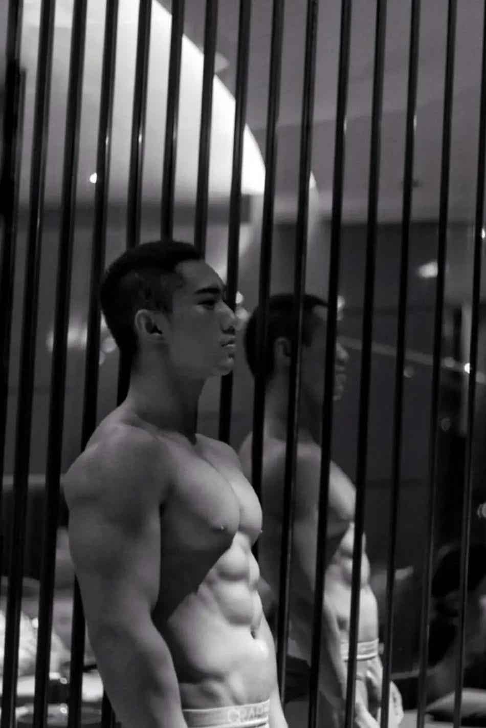 酒店试睡官帅哥，荷尔蒙爆表的胸肌诱惑